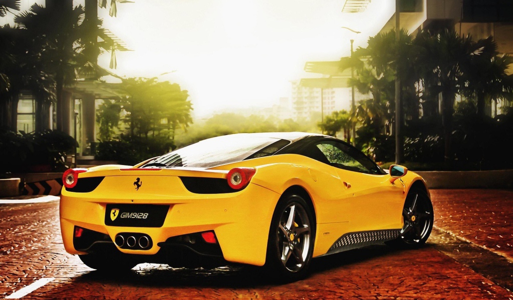 Желтый Ferrari 458 на брусчатке улицы
