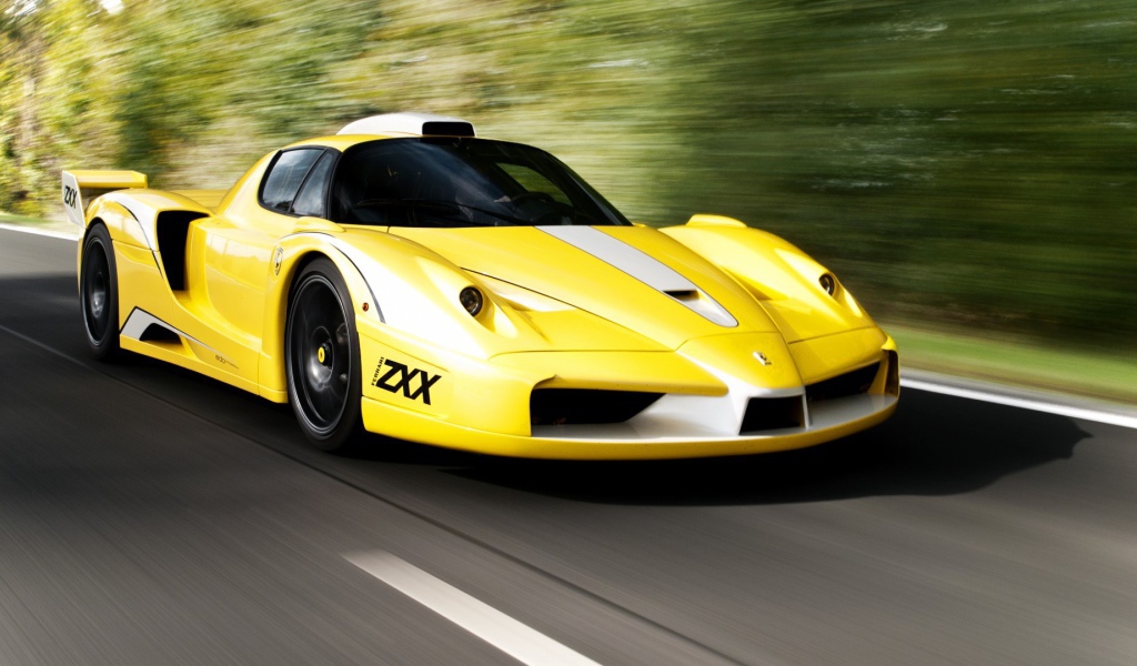 Желтый Ferrari Enzo мчится по шоссе