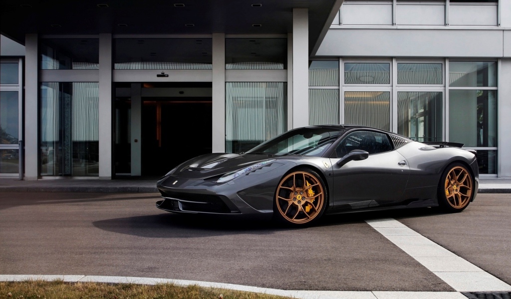 Черный Ferrari 458 Speciale у входа