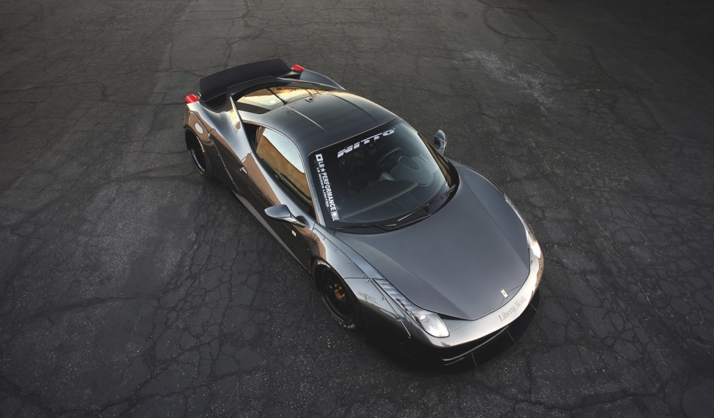 Гоночный Феррари на черном асфальте