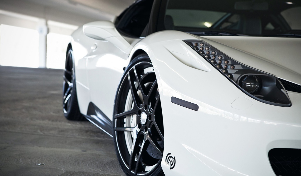 Перед белого Феррари