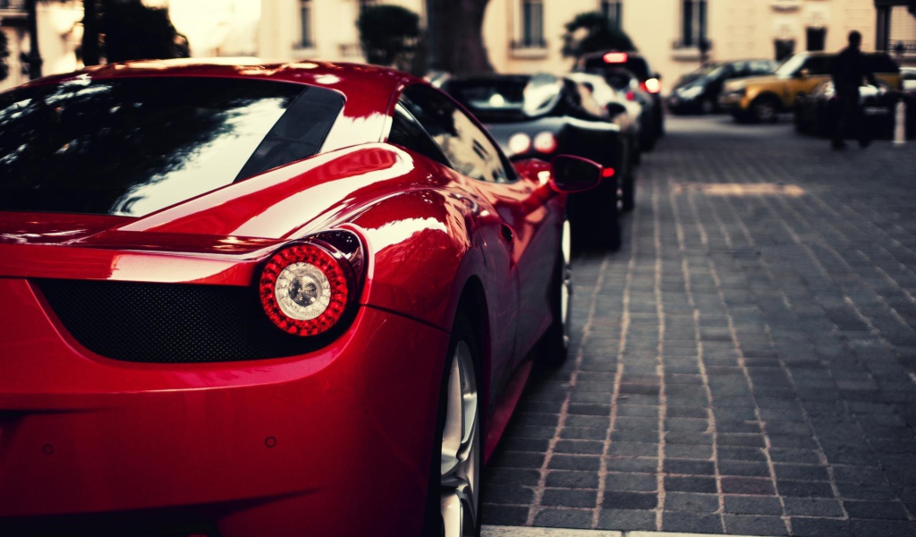 Красный Ferrari 458 припаркован на улице