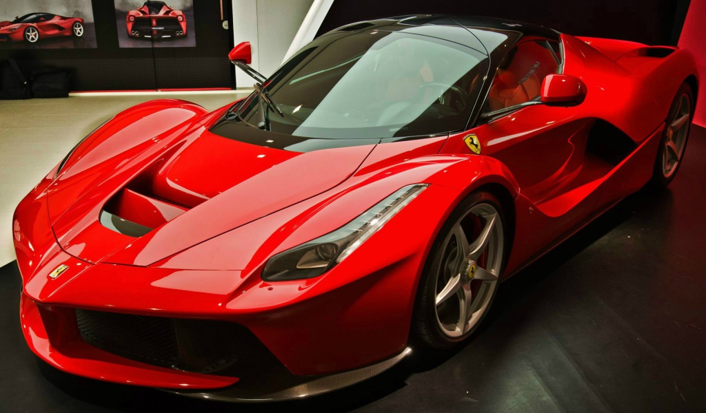 Красный гоночный Ferrari LaFerrari
