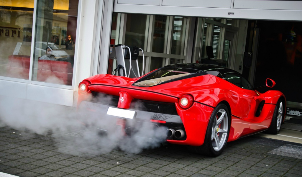 Дым из выхлопной трубы Ferrari LaFerrari