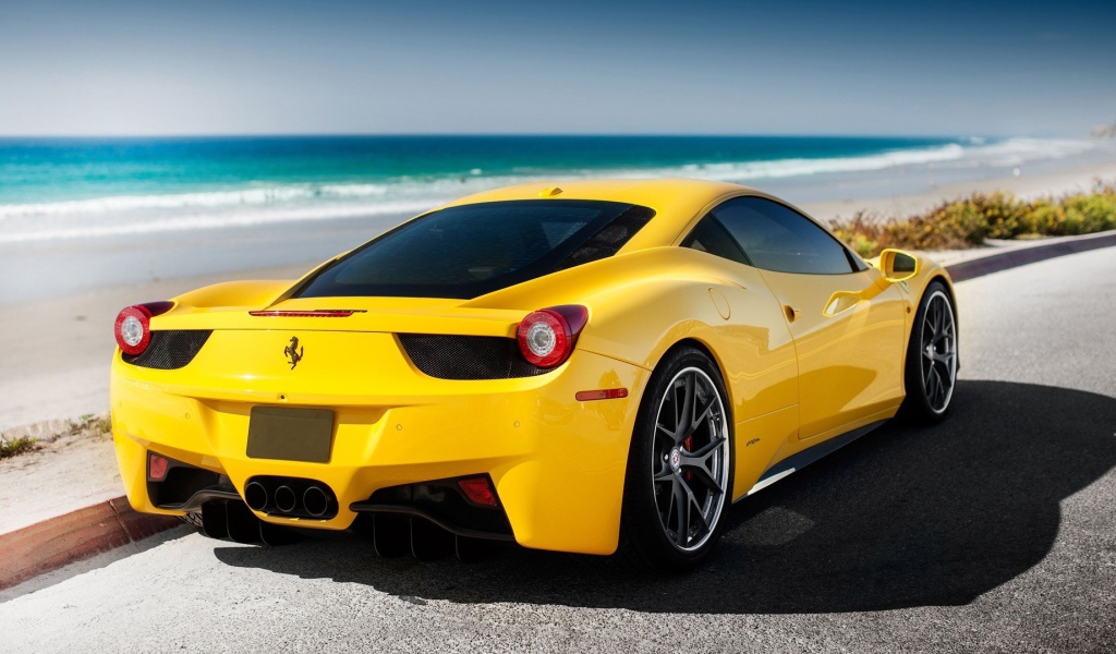 Желтый Феррари 458 припаркован у моря