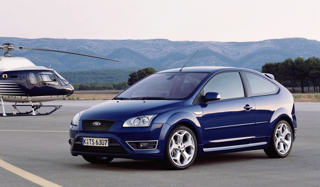 Голубой Форд на вертолетной площадке