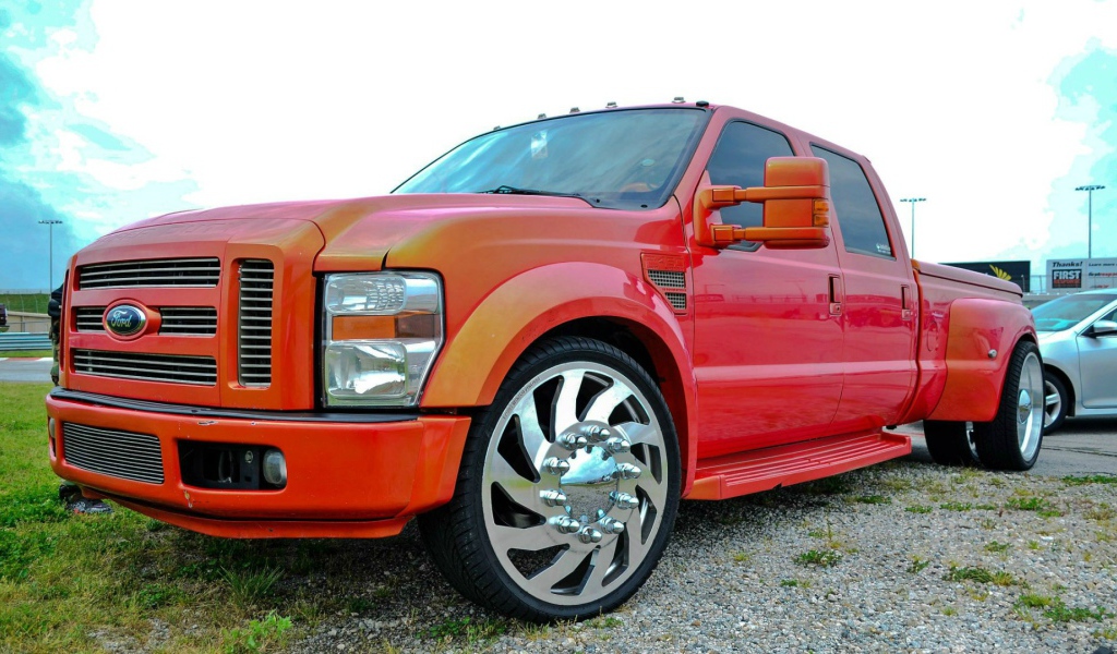 Мощный красный Ford F-350