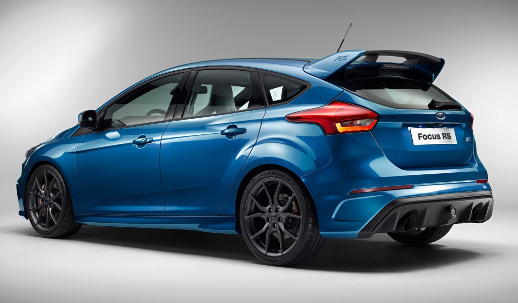 Голубой Ford Focus RS на сером фоне