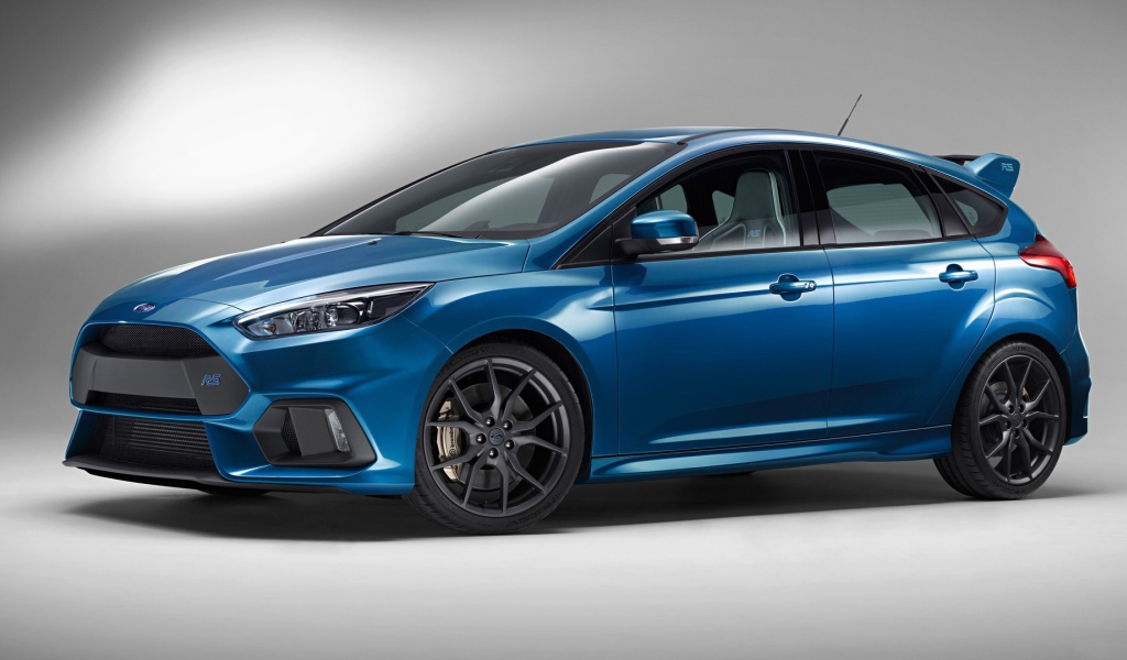 Вид в профиль на голубой Ford Focus RS на сером фоне