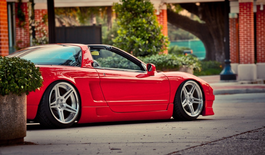 Красная Honda NSX