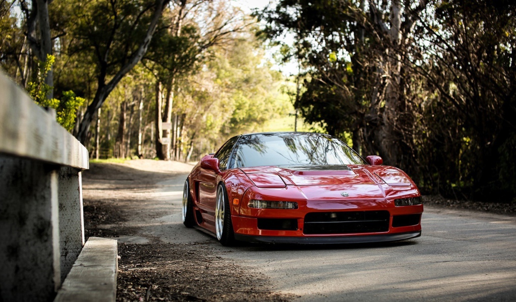 Блестящая красная Хонда Acura NSX