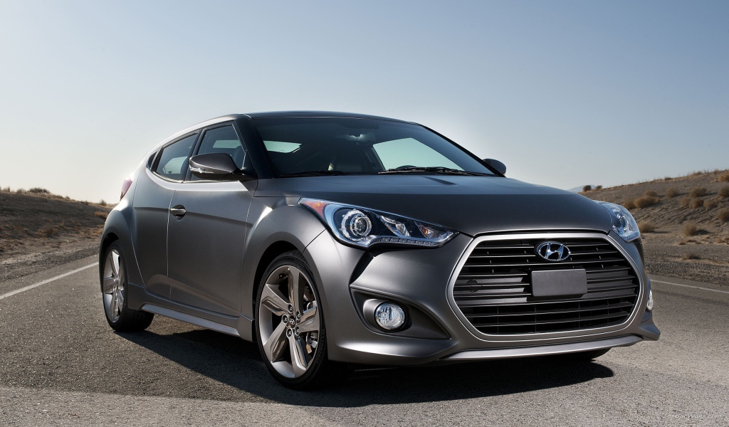 Автомобиль Hyundai Veloster на шоссе
