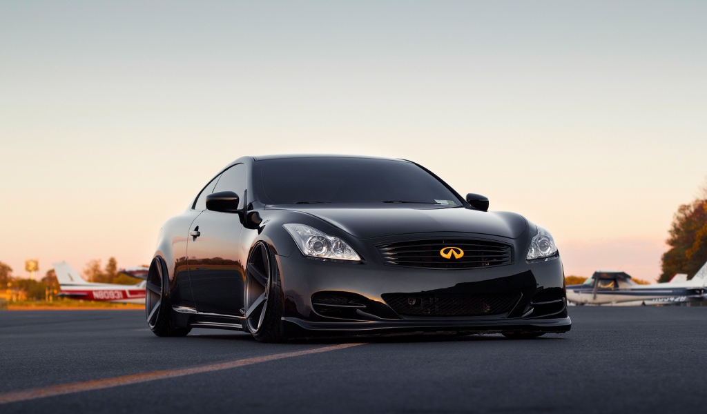 Черный автомобиль Stance Infiniti
