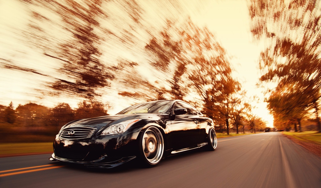 Быстрый Infiniti на дороге