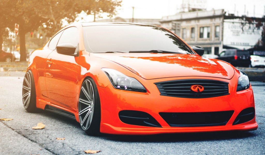 Красный автомобиль Infiniti G37S