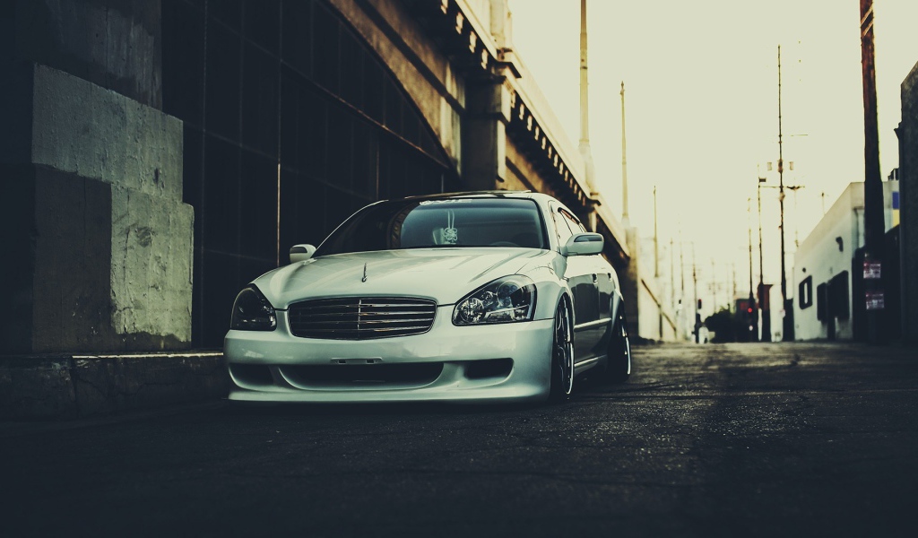 Белый Infiniti у эстакады