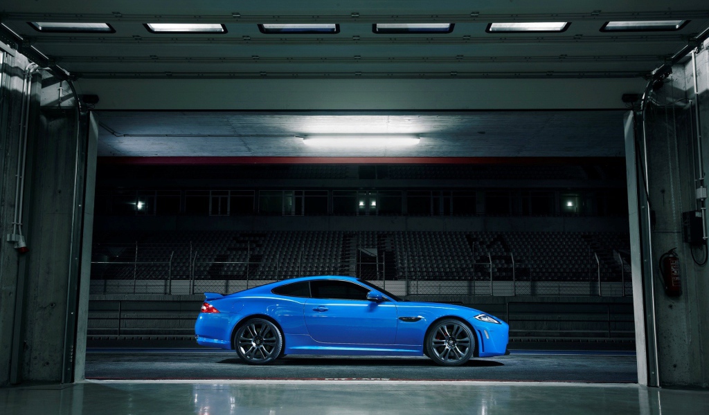 Голубой Jaguar XKR-S на стадионе