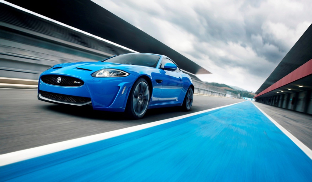 Голубой автомобиль Jaguar XKR