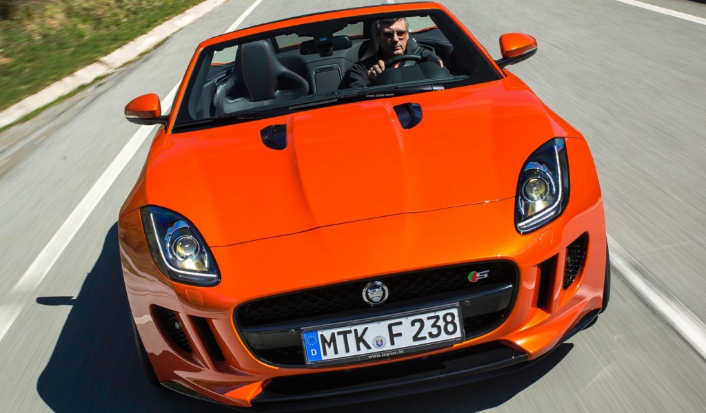 Оранжевый Jaguar F-Type на шоссе