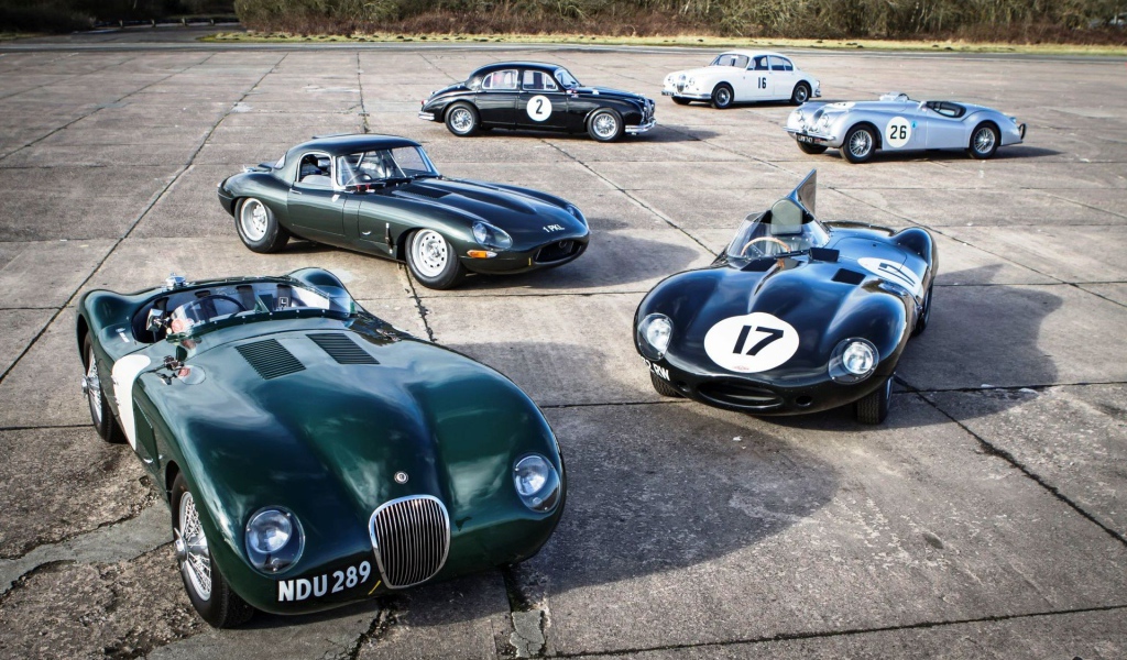 Парад гоночных ретро автомобилей Jaguar E-Type