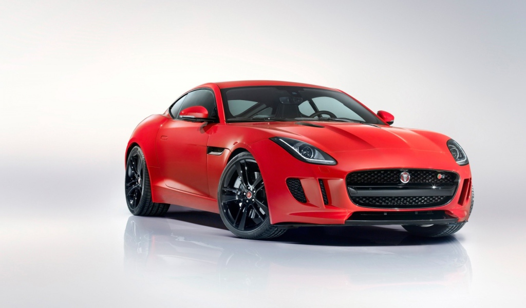 Красный Jaguar на белом фоне