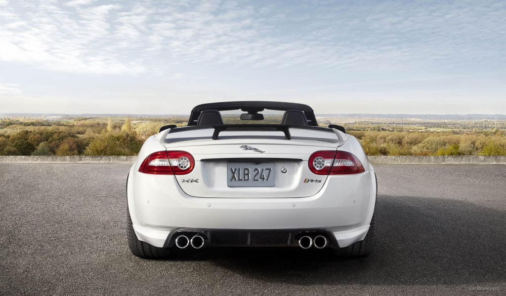 Белый Jaguar XKR на фоне природы