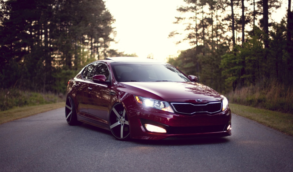 Киа Оптима вишневого цвета