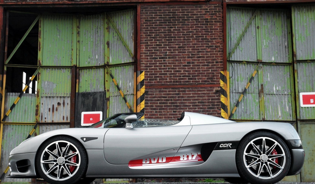 Серый автомобиль Koenigsegg CCR