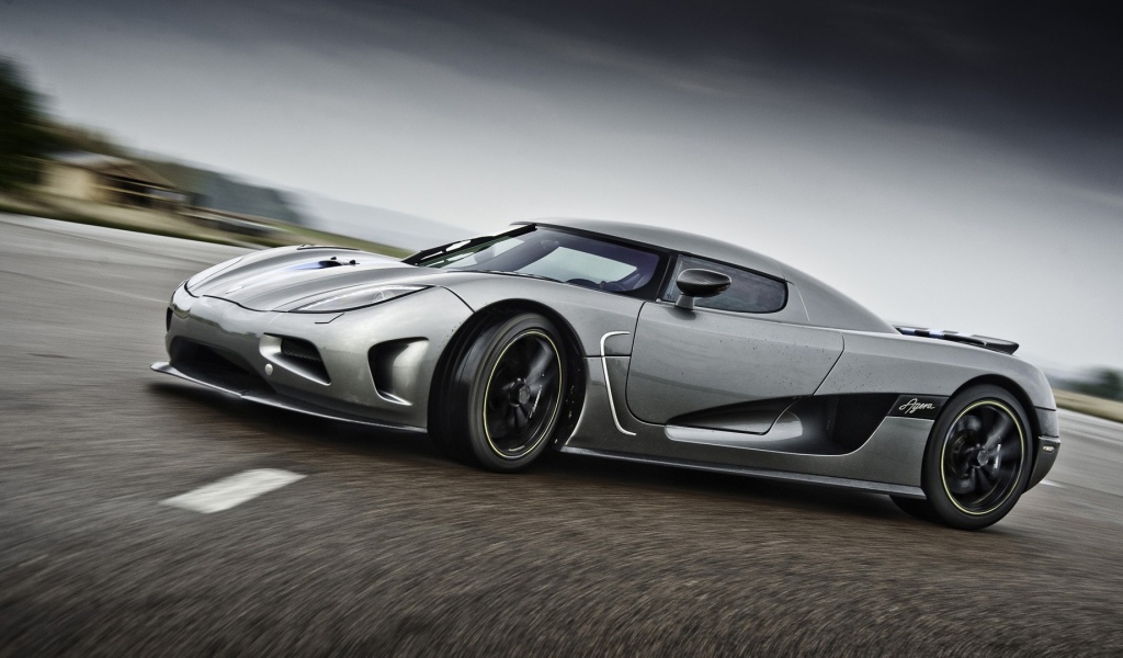 Серый суперкар Koenigsegg Agera