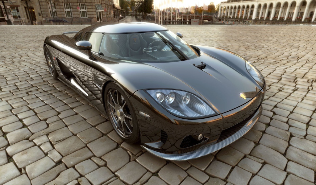 Автомобиль Koenigsegg CCX на городской площади