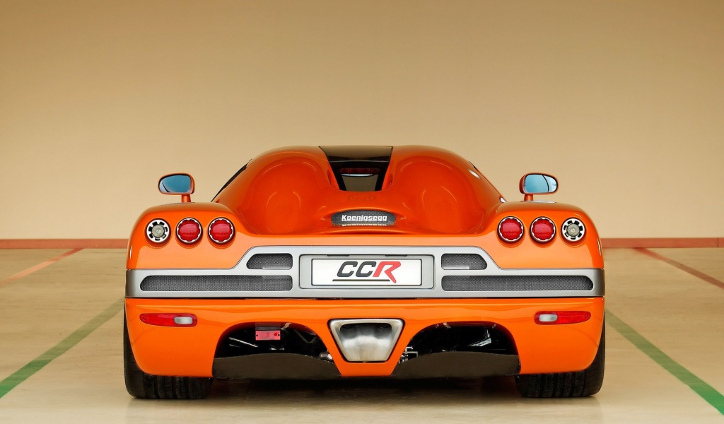 Вид сзади на оранжевый Koenigsegg CCR
