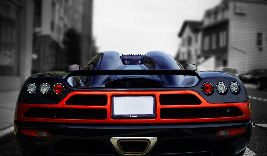 Вид сзади на суперкар Koenigsegg CCX