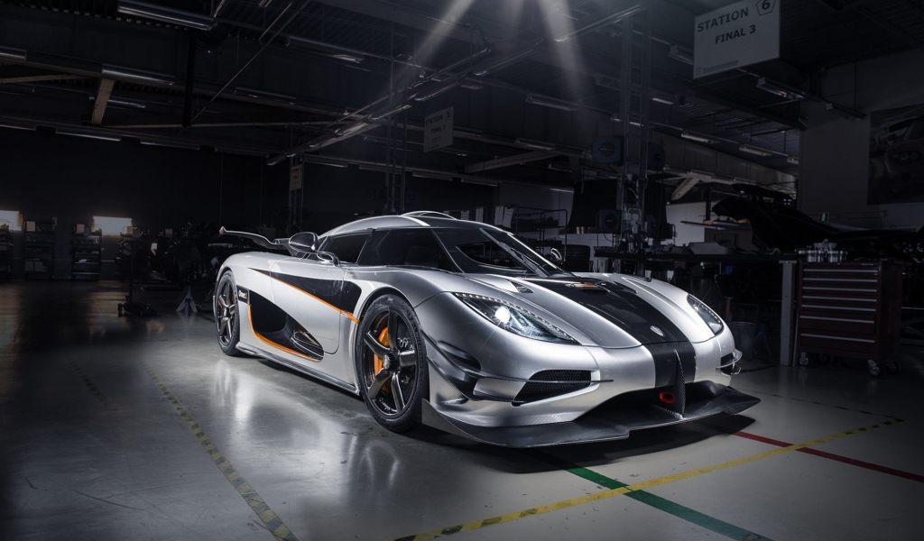 Серебристый Koenigsegg Agera в гараже