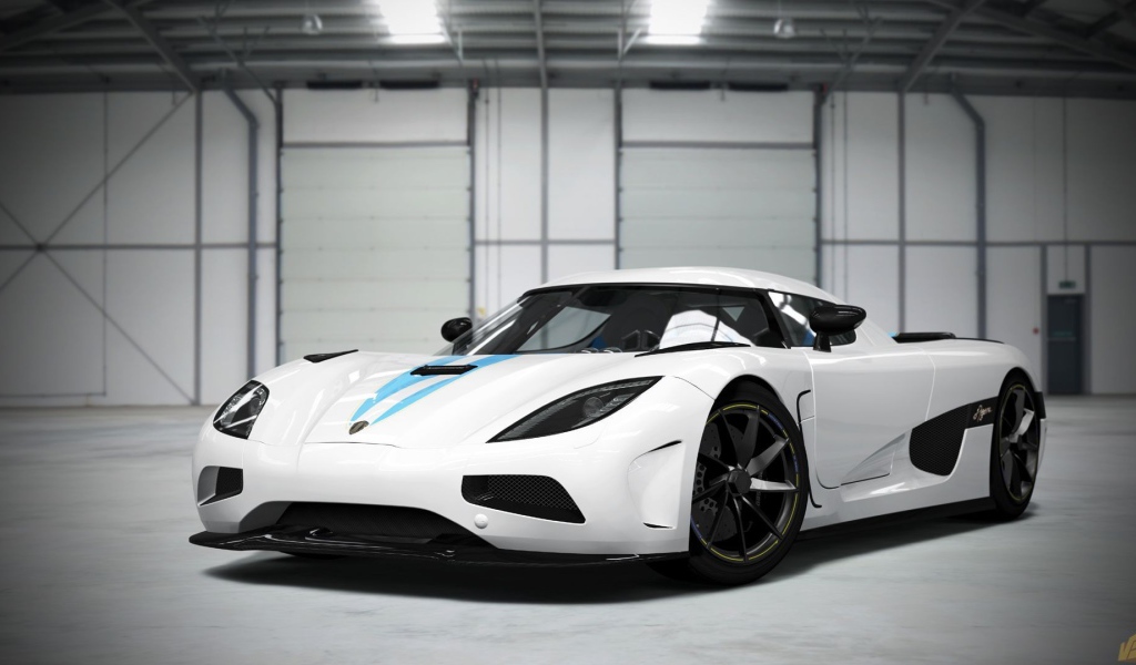 Белый Koenigsegg Agera в ангаре