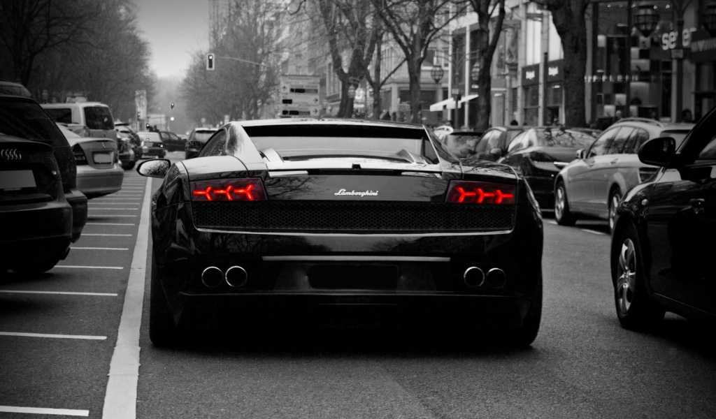 Черный Lamborghini Gallardo едет по улице