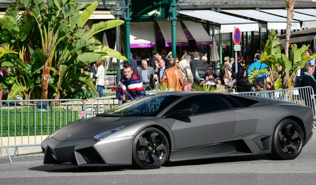 Черный Lamborghini Reventon на улице