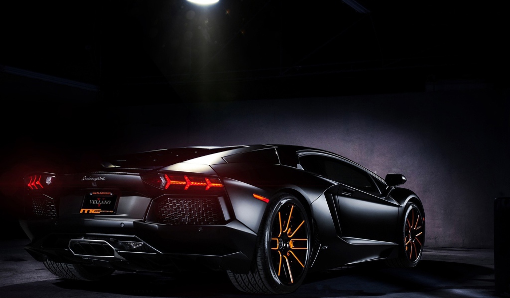 Черный Lamborghini в луче прожектора