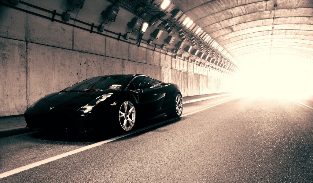 Черный Ламборгини в тоннеле
