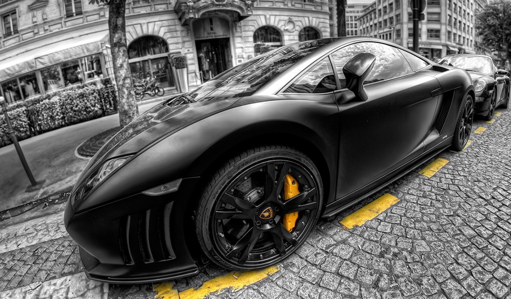 Черный Ламборгини на улице Парижа