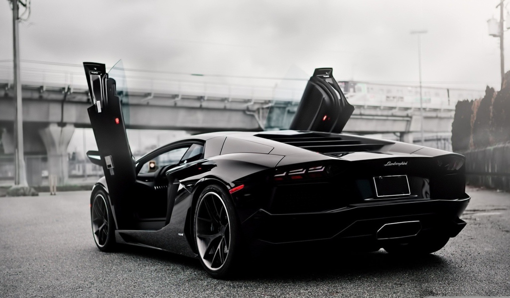 Черный Ламборгини с открытыми дверями