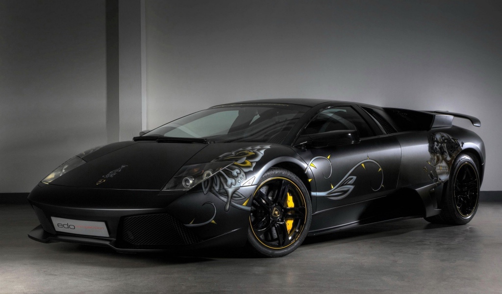 Черный Lamborghini с наклейками