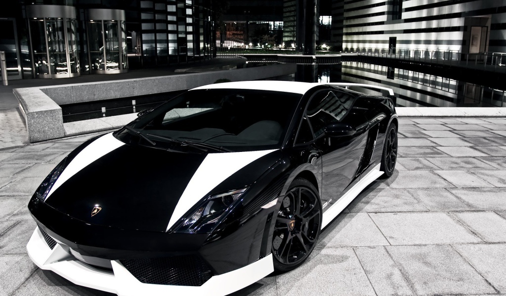 Черно белый Lamborghini в городе