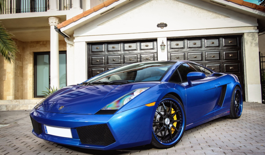 Голубой автомобиль Lamborghini Miura у гаража