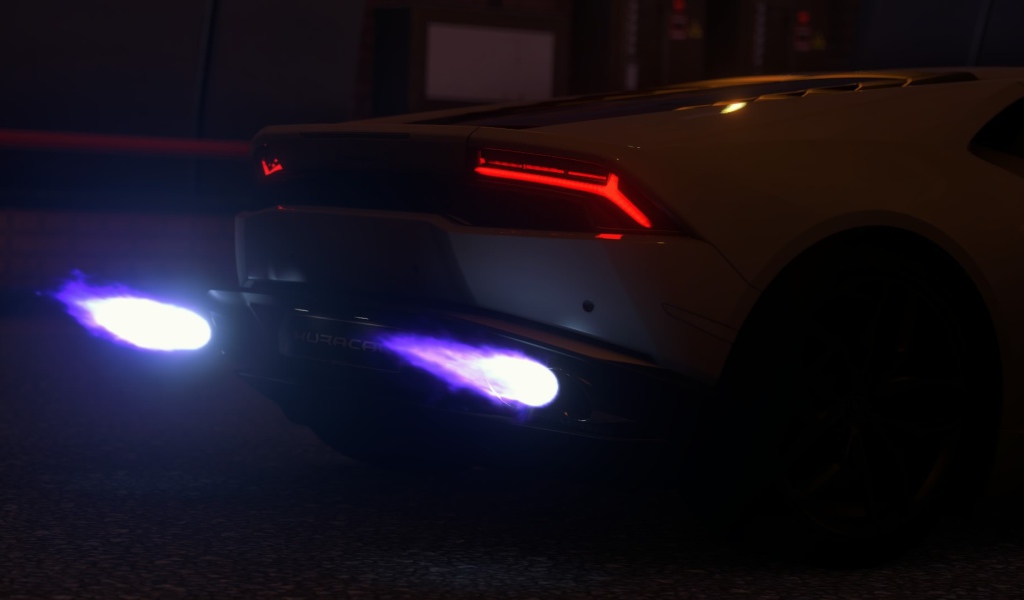 Голубые огоньки выхлопа Ламборгини