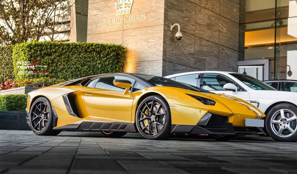 Автомобиль Novitec Torado Lamborghini Aventador NL2 на парковке