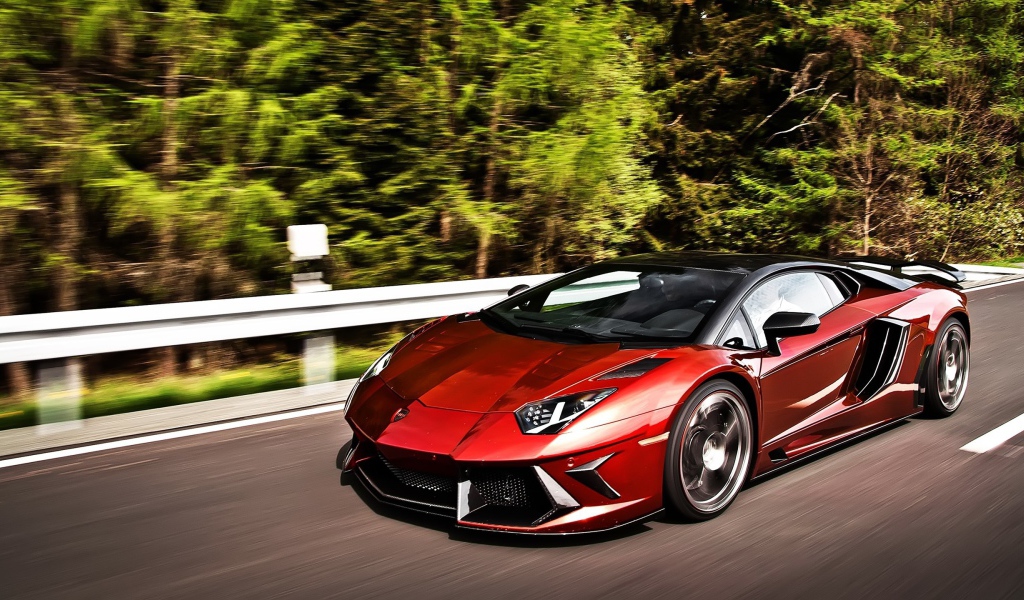 Темно красный Lamborghini Aventador на шоссе в лесу