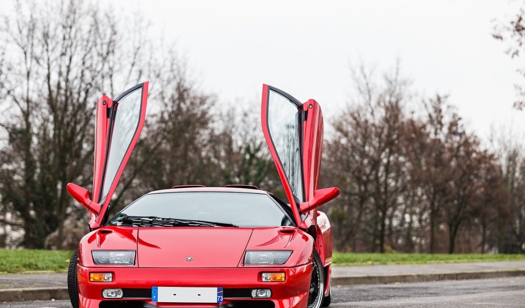 Красный Ламборигини Diablo с открытыми дверями