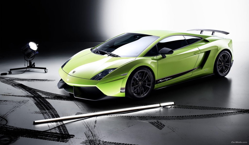 Зеленый Lamborghini Gallardo Superleggera  в павильоне