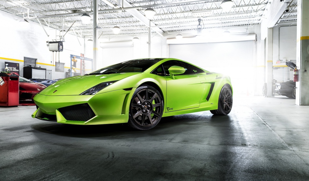 Зеленый Lamborghini Reventon в гараже