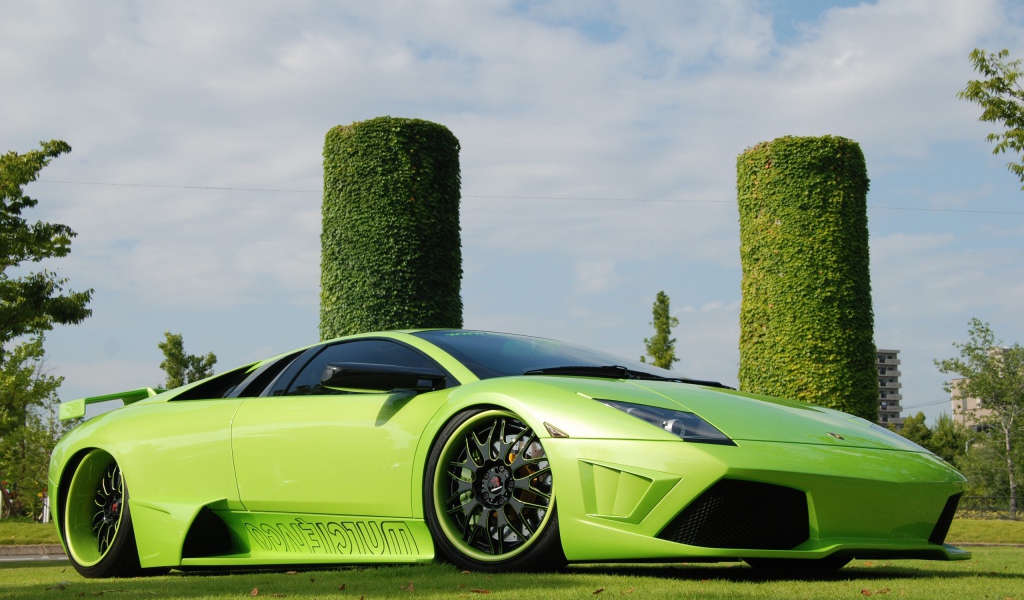 Зеленый Ламборгини у зеленых башен